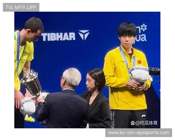 世界冠军领奖差点掉下台